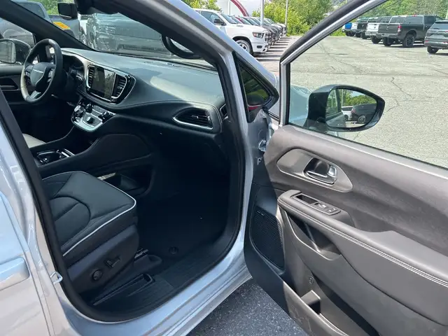 2024 Chrysler Pacifica Hybrid S Trim Hybrid - Photo 12