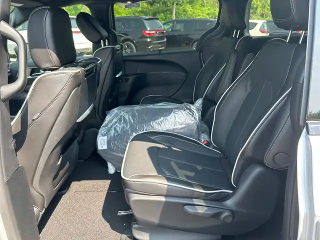 2024 Chrysler Pacifica Hybrid S Trim Hybrid - Photo 15