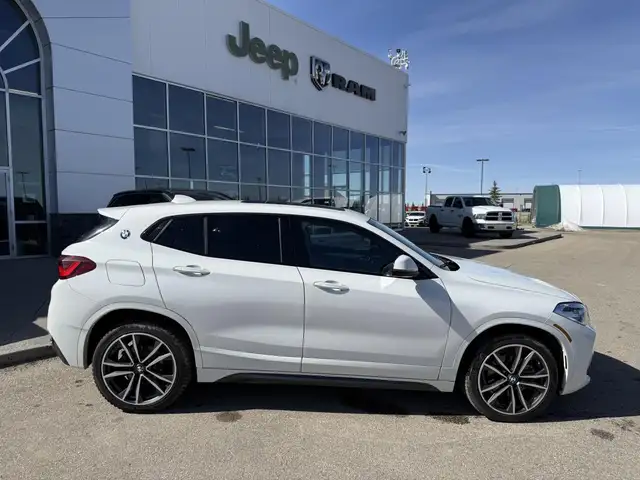 2022 BMW X2 xDrive28i AWD / SPORTY LUXURY / TURBO - Photo 2