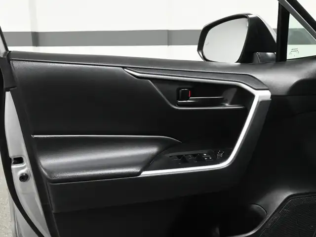 2024 Toyota RAV4 LE No Accident Radar Cruise Lane Assist Blind S - Photo 11