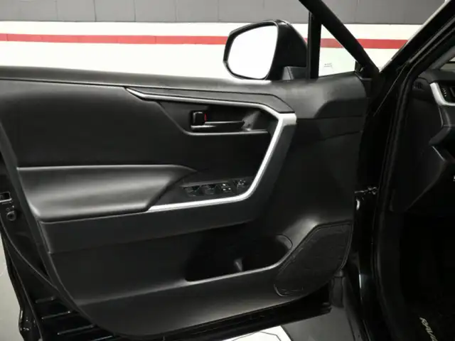 2024 Toyota RAV4 LE No Accident Radar Cruise Lane Assist Blind S - Photo 11