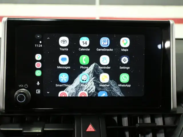 2024 Toyota RAV4 LE No Accident Radar Cruise Lane Assist Blind S - Photo 17