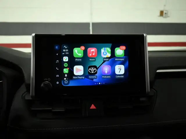 2024 Toyota RAV4 LE No Accident Radar Cruise Blindspot Lane Assi - Photo 17