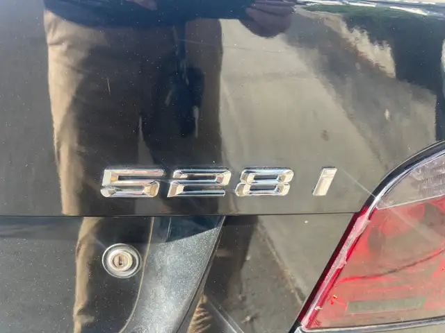 2010 BMW 528 i xDrive - Photo 8