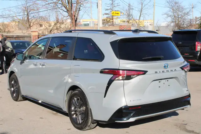 2025 Toyota Sienna XSE - Photo 4