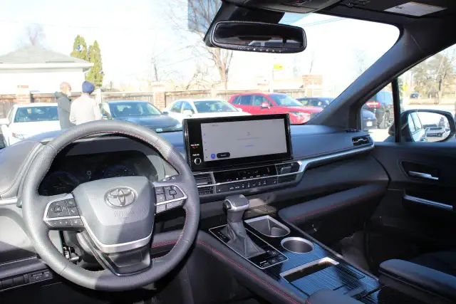 2025 Toyota Sienna XSE - Photo 10