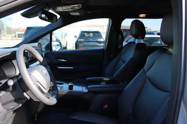 2025 Toyota Sienna XSE - Photo 11