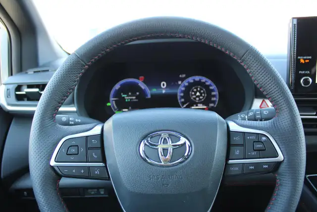 2025 Toyota Sienna XSE - Photo 13