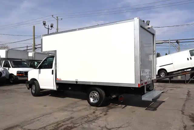 GMC Savana Cargo CUBE 12 PIEDS DECK 6.6 LITRES / CAMION NEUF / 1 - Photo 8