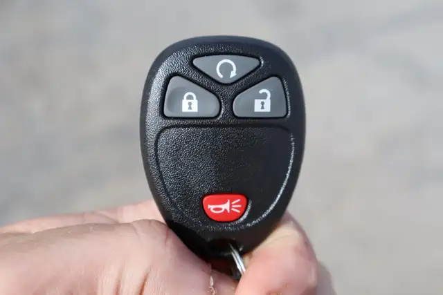 GMC Savana Cargo CUBE 12 PIEDS DECK 6.6 LITRES 12 KM / CAMION NE - Photo 2