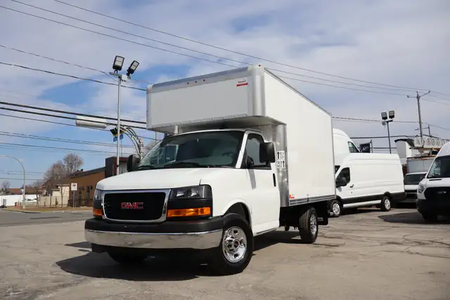 GMC Savana Cargo CUBE 12 PIEDS DECK 6.6 LITRES 12 KM / CAMION NE - Photo 3