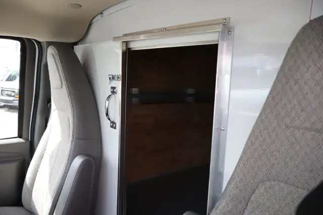 GMC Savana Cargo CUBE 12 PIEDS DECK 6.6 LITRES 12 KM / CAMION NE - Photo 4