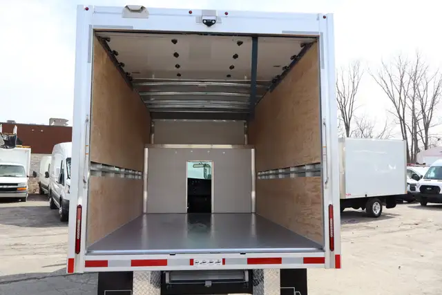 GMC Savana Cargo CUBE 12 PIEDS DECK 6.6 LITRES 12 KM / CAMION NE - Photo 5