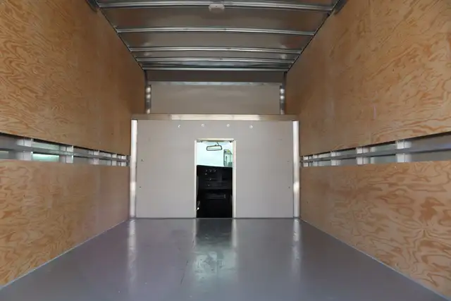 GMC Savana Cargo CUBE 12 PIEDS DECK 6.6 LITRES 12 KM / CAMION NE - Photo 6