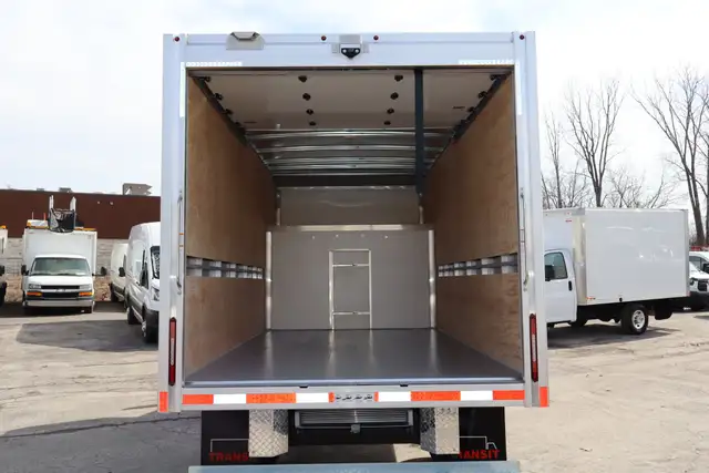 GMC Savana Cargo CUBE 12 PIEDS DECK 6.6 LITRES 12 KM / CAMION NE - Photo 7