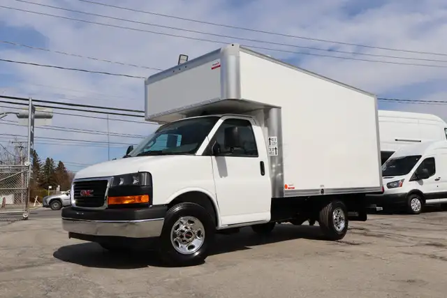 GMC Savana Cargo CUBE 12 PIEDS DECK 6.6 LITRES 12 KM / CAMION NE - Photo 8