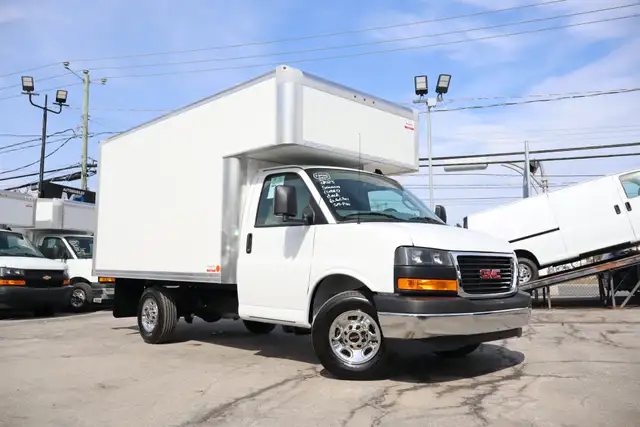 GMC Savana Cargo CUBE 12 PIEDS DECK 6.6 LITRES 12 KM / CAMION NE - Photo 9