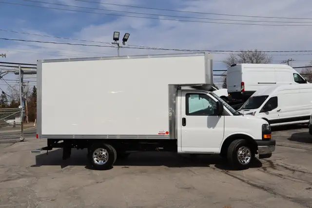 GMC Savana Cargo CUBE 12 PIEDS DECK 6.6 LITRES 12 KM / CAMION NE - Photo 10