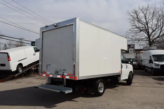 GMC Savana Cargo CUBE 12 PIEDS DECK 6.6 LITRES 12 KM / CAMION NE - Photo 12