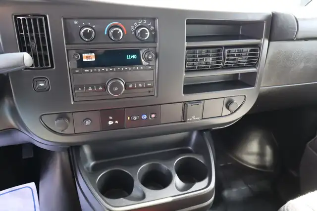 GMC Savana Cargo CUBE 12 PIEDS DECK 6.6 LITRES 12 KM / CAMION NE - Photo 14