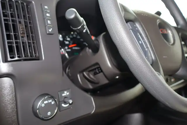 GMC Savana Cargo CUBE 12 PIEDS DECK 6.6 LITRES 12 KM / CAMION NE - Photo 15