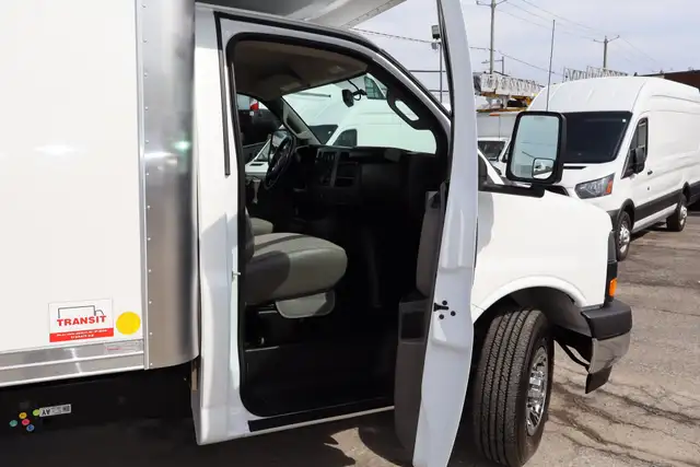 GMC Savana Cargo CUBE 12 PIEDS DECK 6.6 LITRES 12 KM / CAMION NE - Photo 16