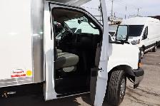 GMC Savana Cargo CUBE 12 PIEDS DECK 6.6 LITRES 12 KM / CAMION NE - Photo 16