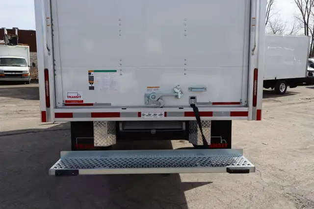 GMC Savana Cargo CUBE 12 PIEDS DECK 6.6 LITRES 12 KM / CAMION NE - Photo 18