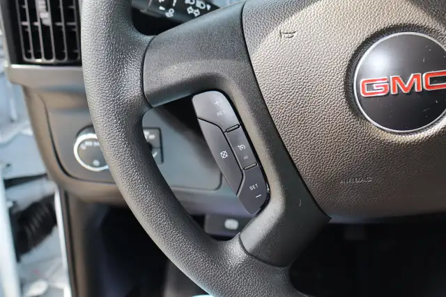 GMC Savana Cargo CUBE 12 PIEDS DECK 6.6 LITRES 12 KM / CAMION NE - Photo 19