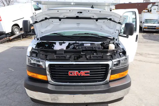 GMC Savana Cargo CUBE 12 PIEDS DECK 6.6 LITRES 12 KM / CAMION NE - Photo 21