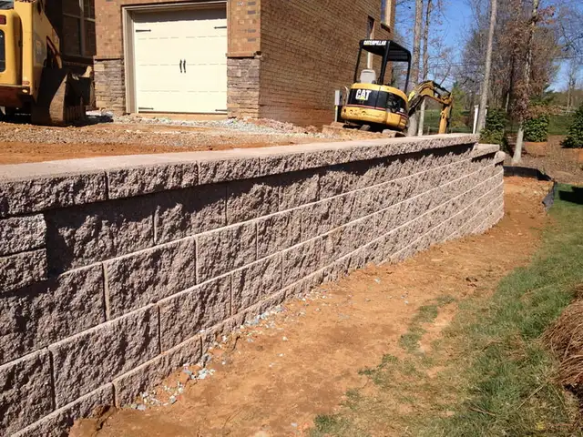 Retaining Wall: Wood, Concrete, Paving stones - Photo 7