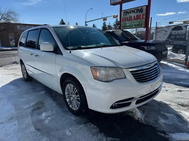 2015 Chrysler Town & Country Touring - Photo 3