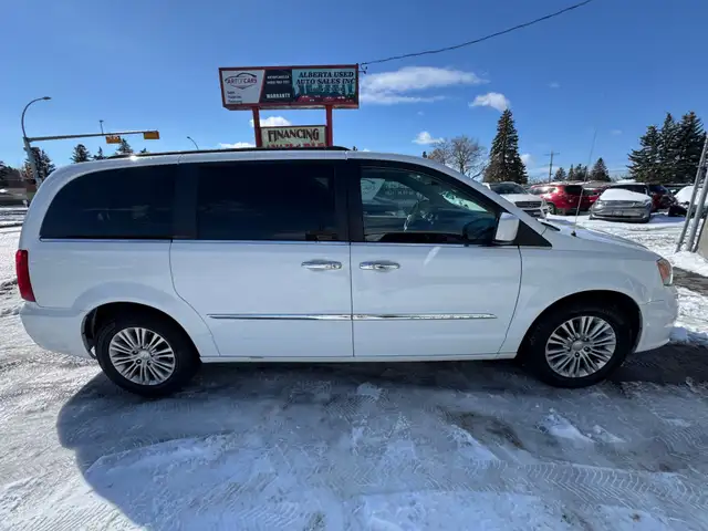 2015 Chrysler Town & Country Touring - Photo 4