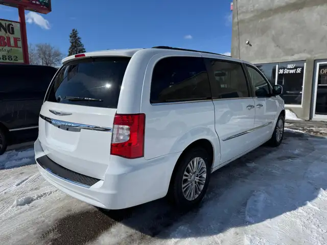 2015 Chrysler Town & Country Touring - Photo 5