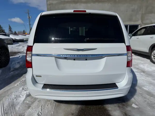 2015 Chrysler Town & Country Touring - Photo 6