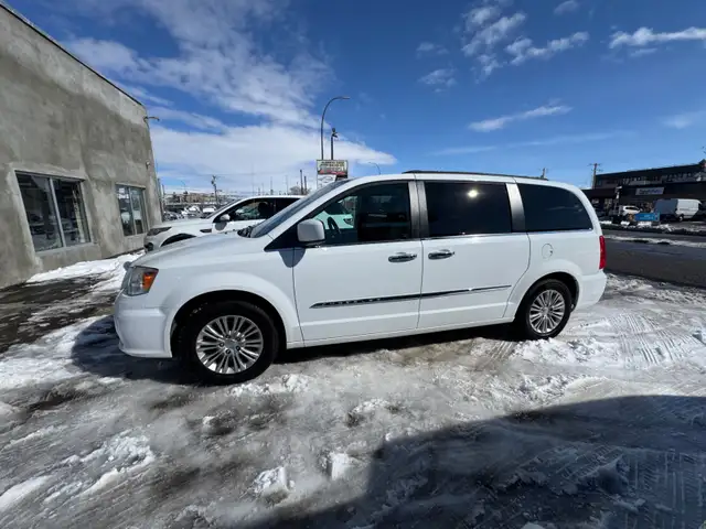 2015 Chrysler Town & Country Touring - Photo 8