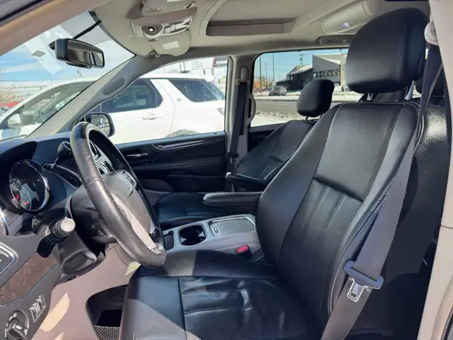 2015 Chrysler Town & Country Touring - Photo 9