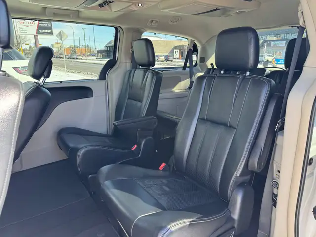 2015 Chrysler Town & Country Touring - Photo 10