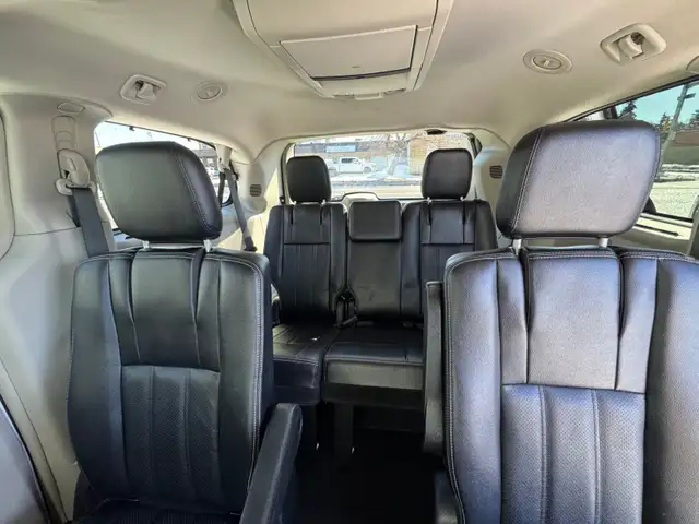 2015 Chrysler Town & Country Touring - Photo 11