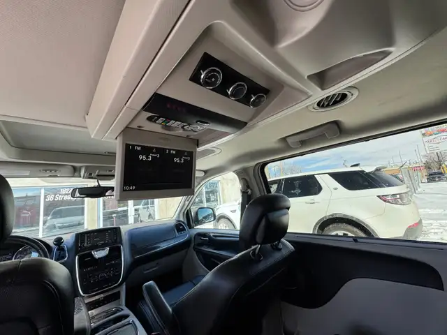 2015 Chrysler Town & Country Touring - Photo 12