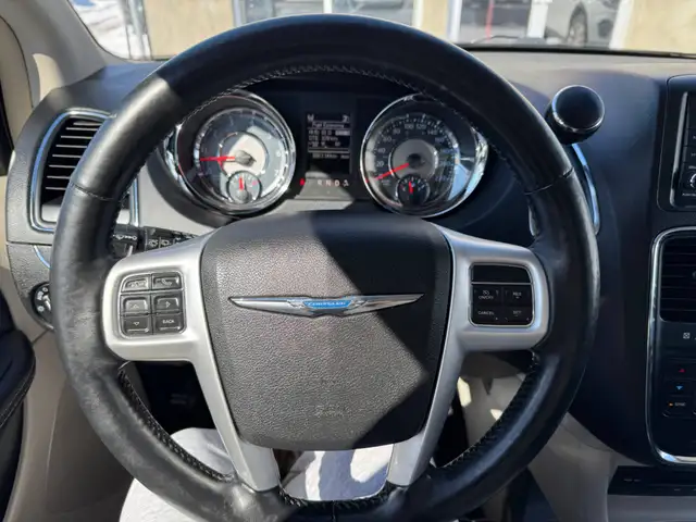 2015 Chrysler Town & Country Touring - Photo 15