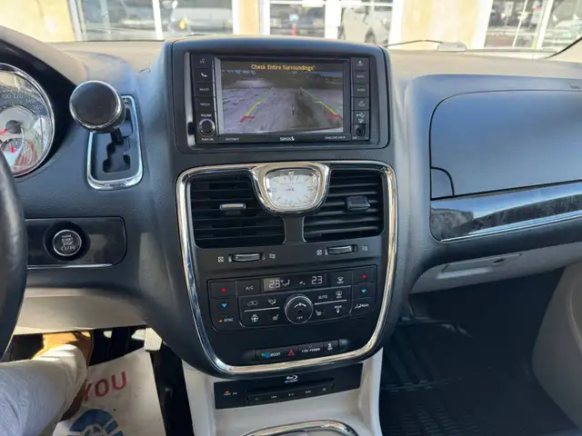 2015 Chrysler Town & Country Touring - Photo 16