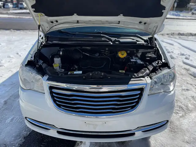 2015 Chrysler Town & Country Touring - Photo 19