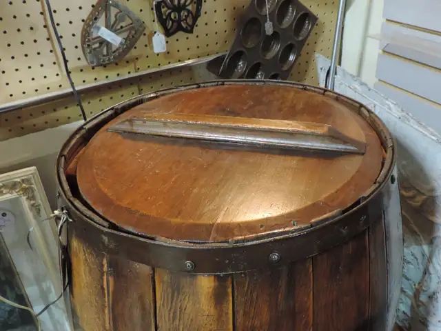 Antique Barrel - Photo 2