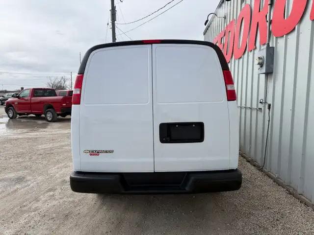 2021 Chevrolet Express - Photo 3