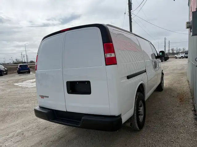 2021 Chevrolet Express - Photo 4
