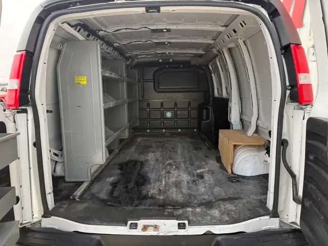 2021 Chevrolet Express - Photo 8