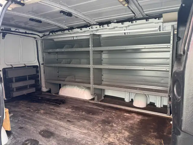 2021 Chevrolet Express - Photo 10