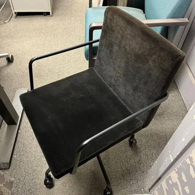 CB 2 Chair-Excellent Condition-Call us now! - Photo 2