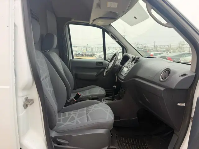 2010 Ford Transit Connect XLT - No Accident - Photo 12